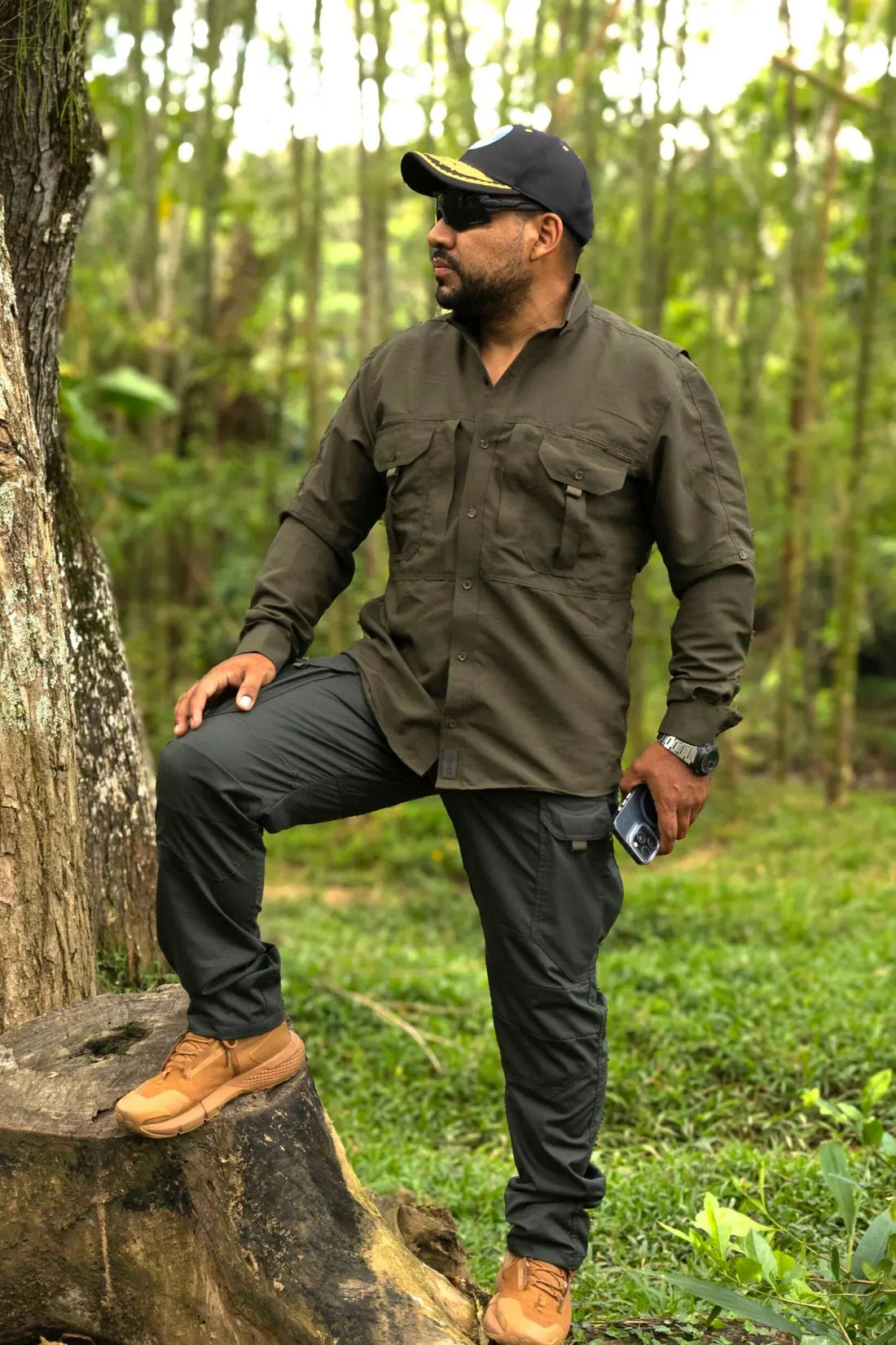 Hombre con R3 verde militar en el bosque