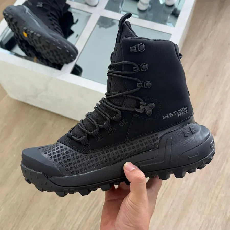 Bota Under Armour Storm negra de perfil